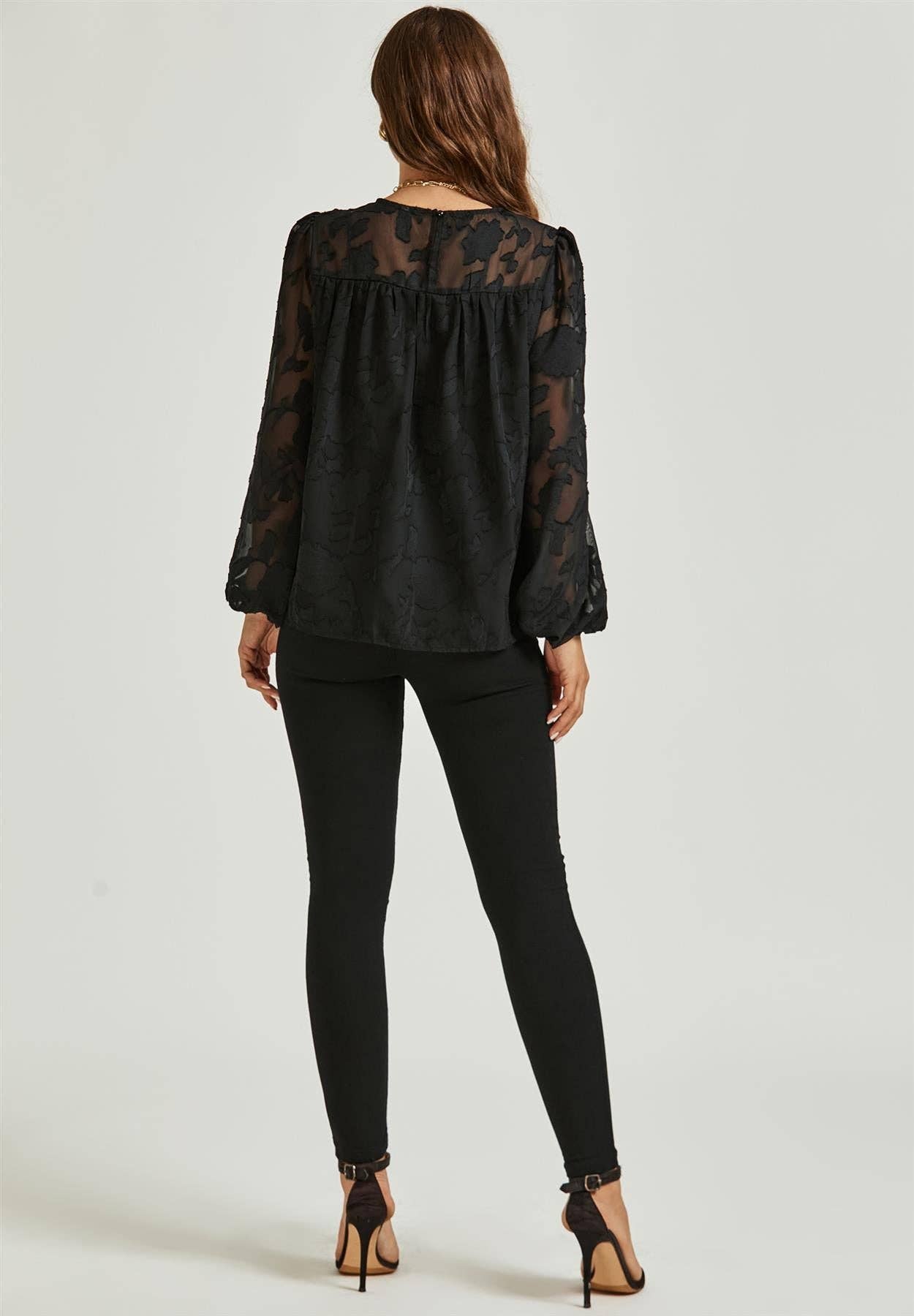 Top de encaje de tul flocado de manga larga en negro