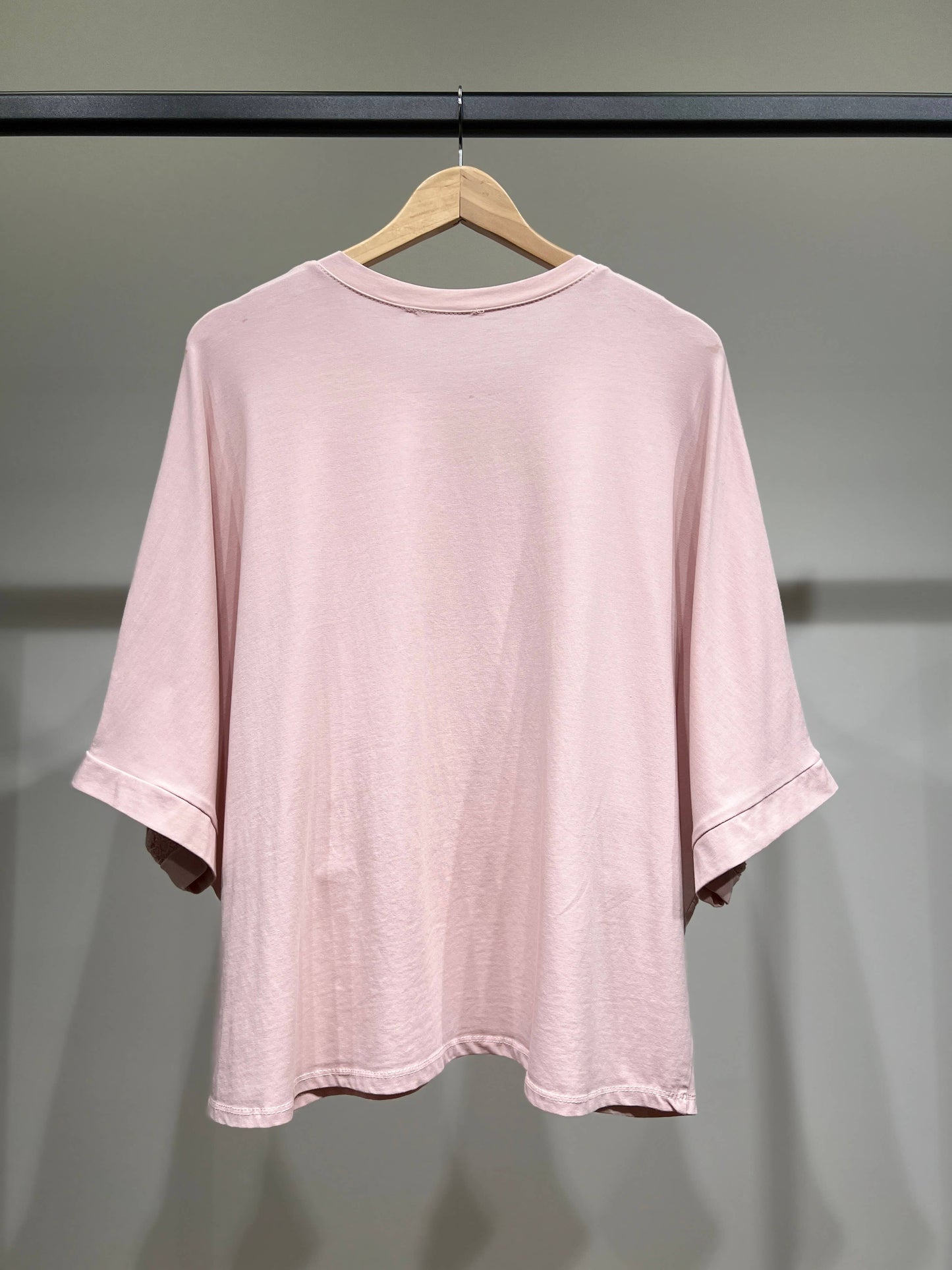 Camiseta manga 3/4 amplia con bordado y punto calado 100% algodón