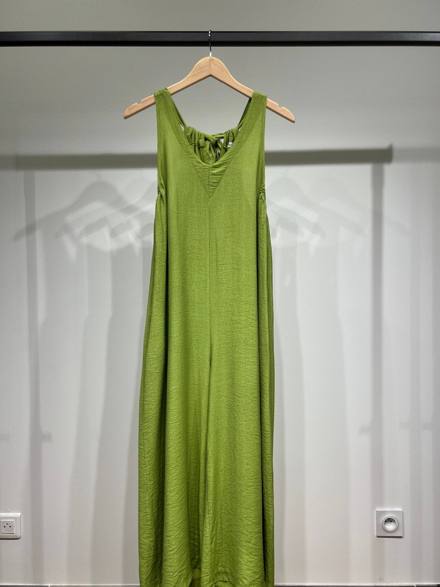 Mono pantalón fluido corte palazzo, espalda para anudar, bolsillos