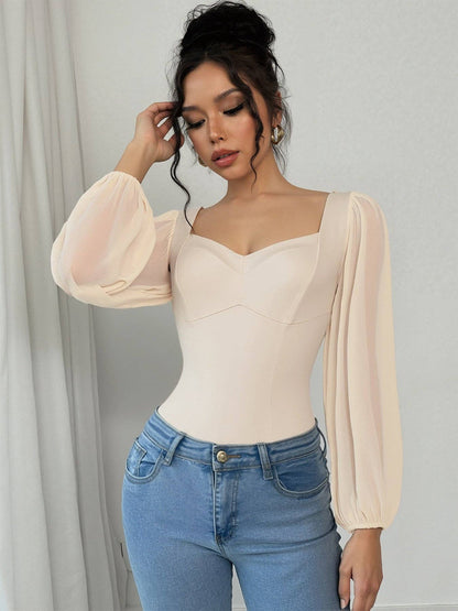 Body de mujer con mangas de malla elegantes y escote cuadrado.