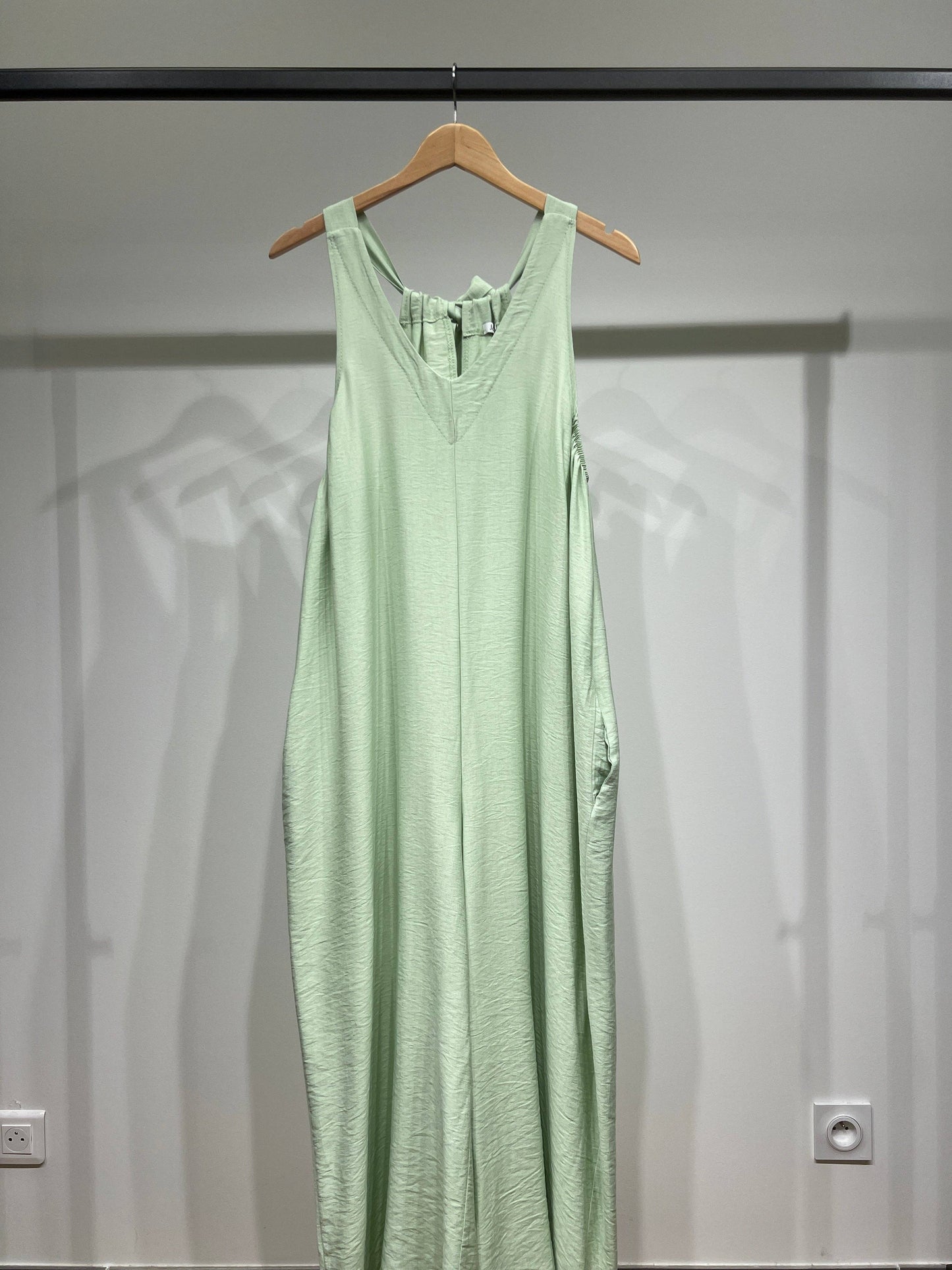 Mono pantalón fluido corte palazzo, espalda para anudar, bolsillos