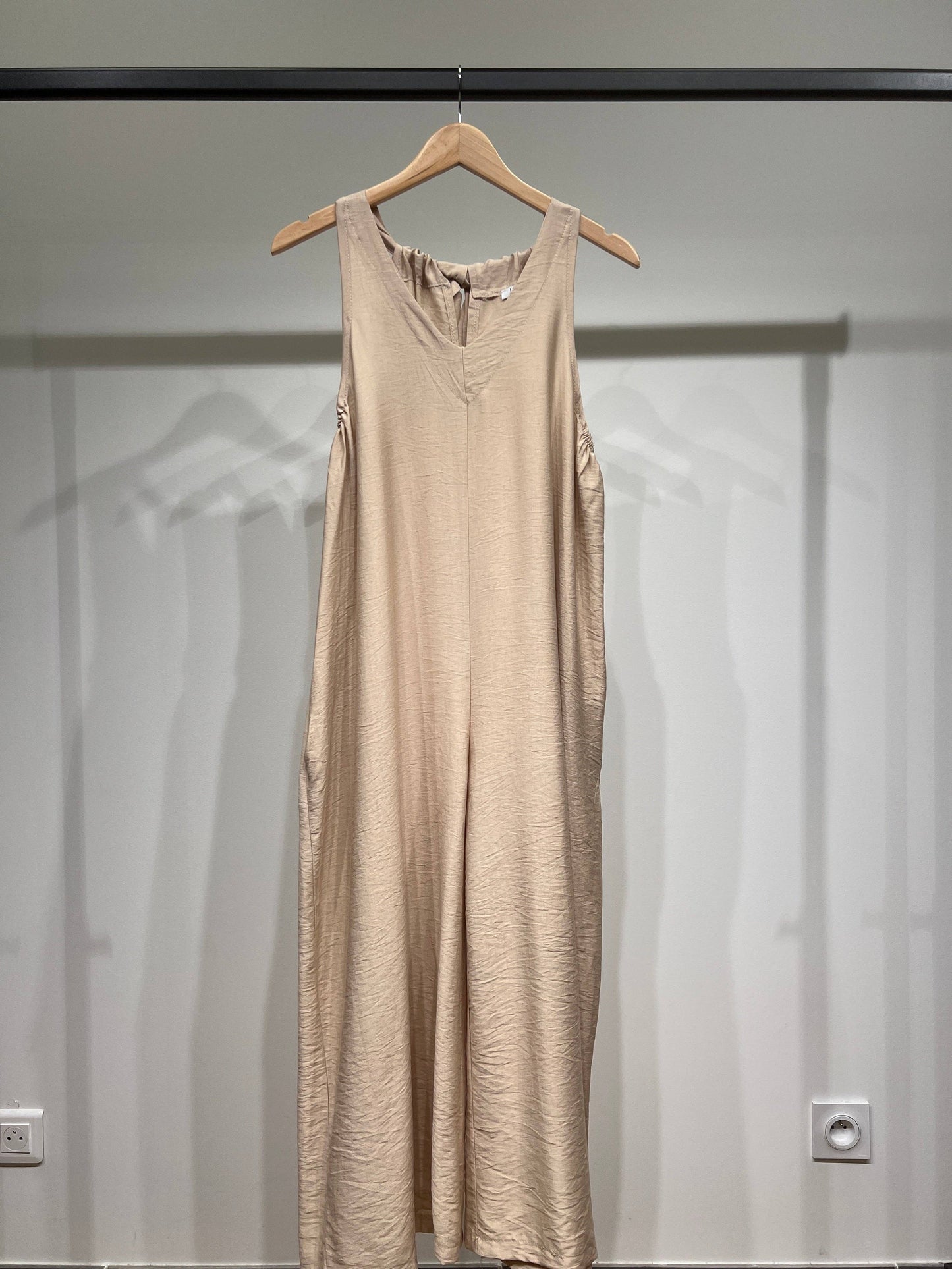 Mono pantalón fluido corte palazzo, espalda para anudar, bolsillos