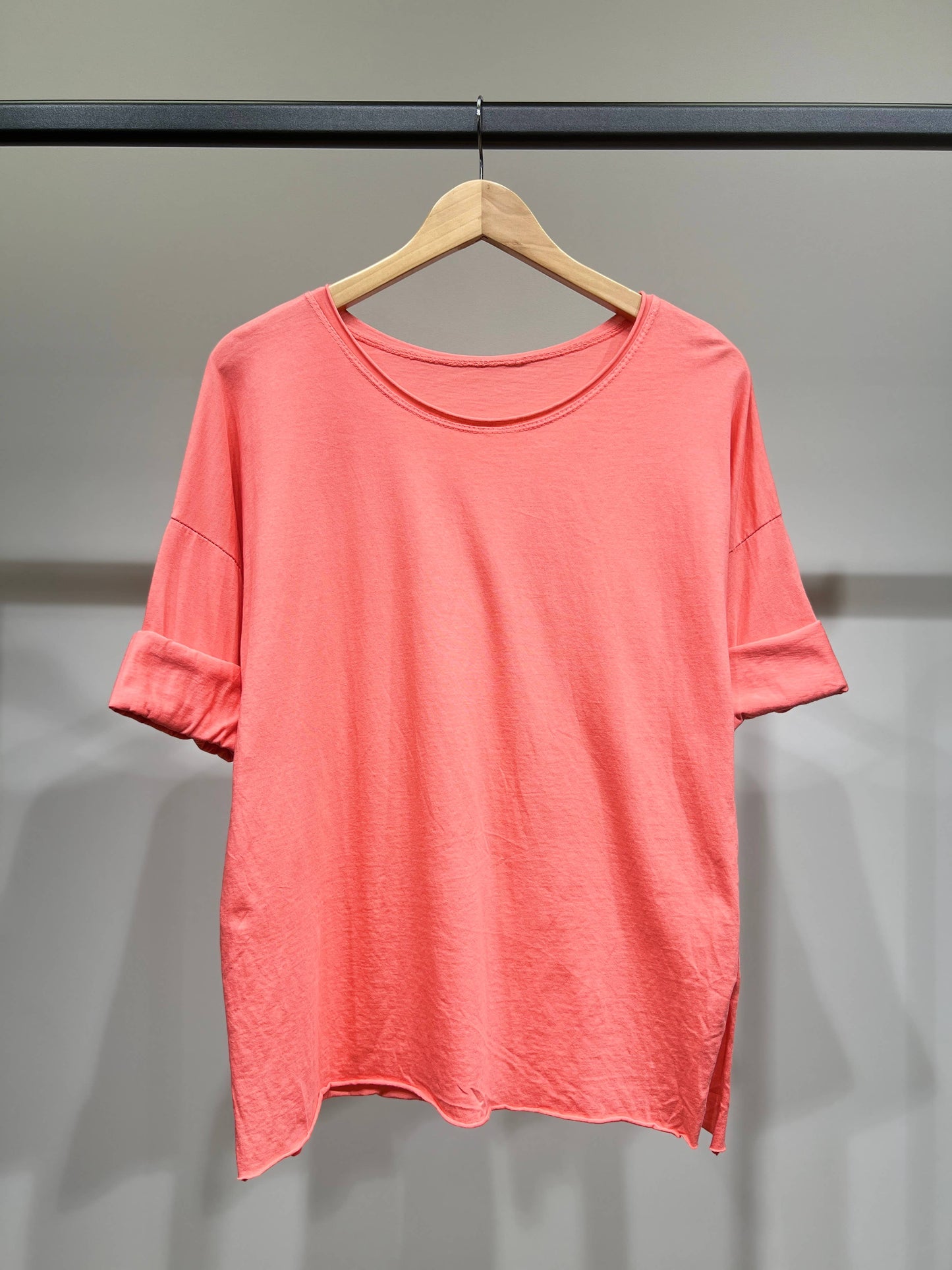 Camiseta ligera sencilla de cuello redondo con aberturas laterales 100% algodón