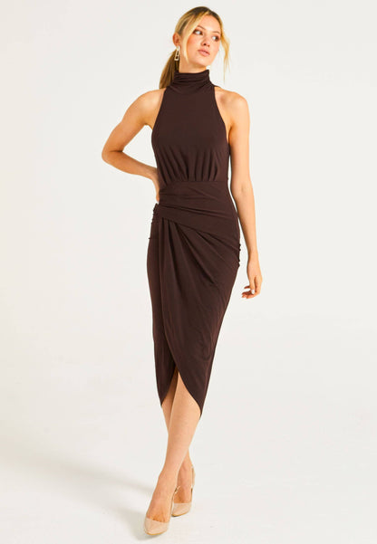 Vestido de cuello halter cruzado falso en marrón chocolate