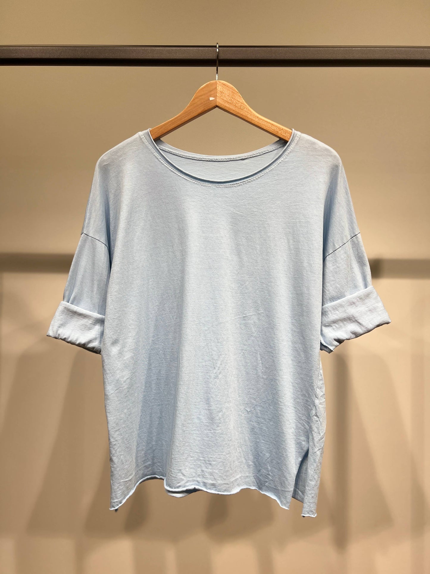 Camiseta ligera sencilla de cuello redondo con aberturas laterales 100% algodón