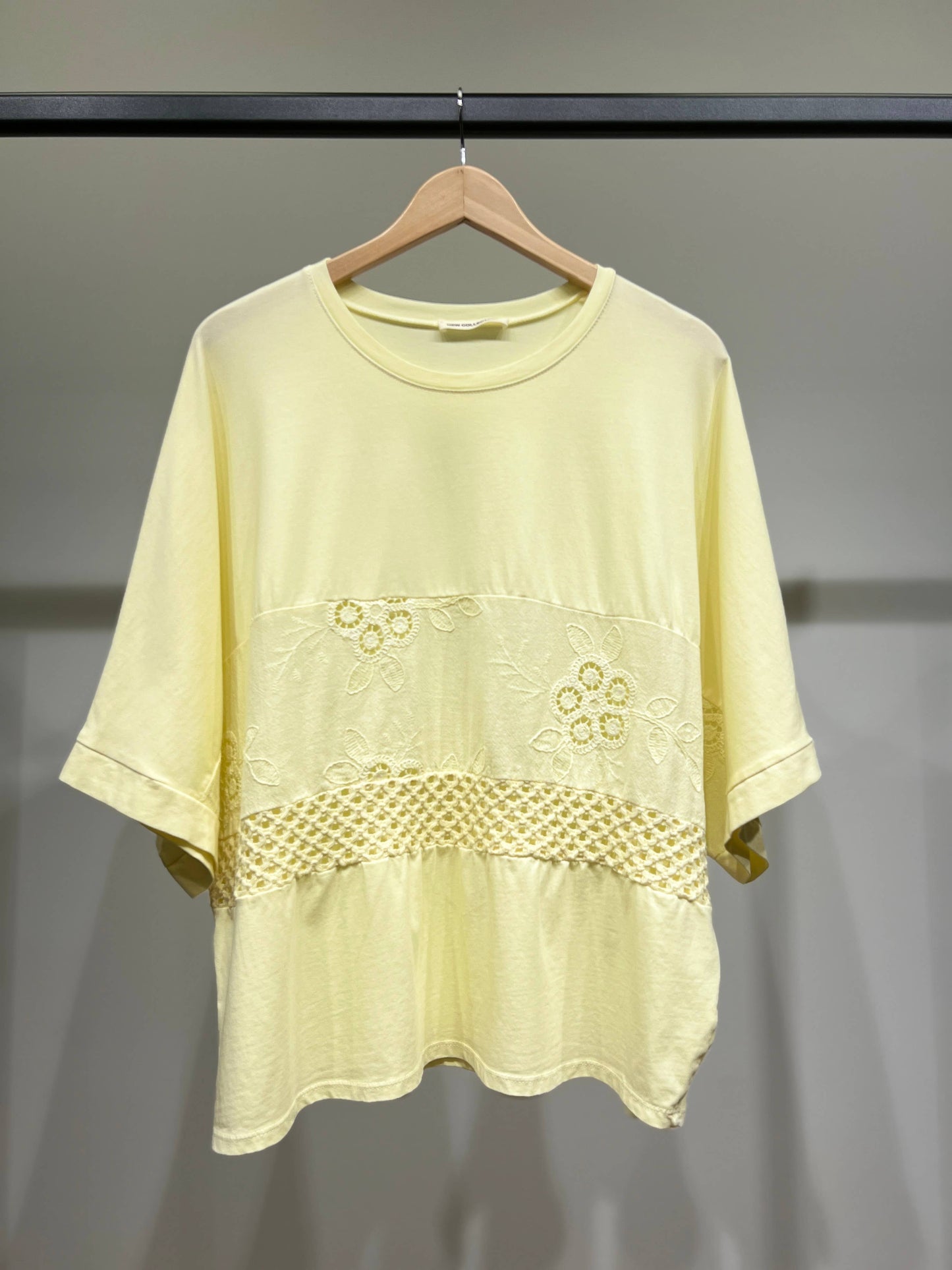 Camiseta manga 3/4 amplia con bordado y punto calado 100% algodón