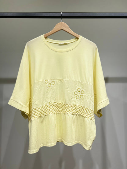Camiseta manga 3/4 amplia con bordado y punto calado 100% algodón