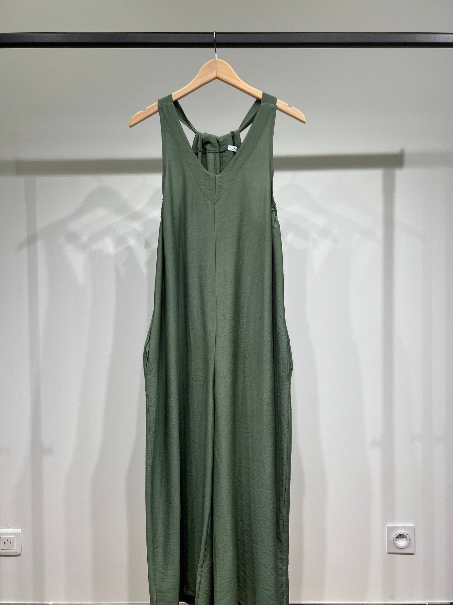 Mono pantalón fluido corte palazzo, espalda para anudar, bolsillos