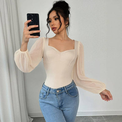 Body de mujer con mangas de malla elegantes y escote cuadrado.