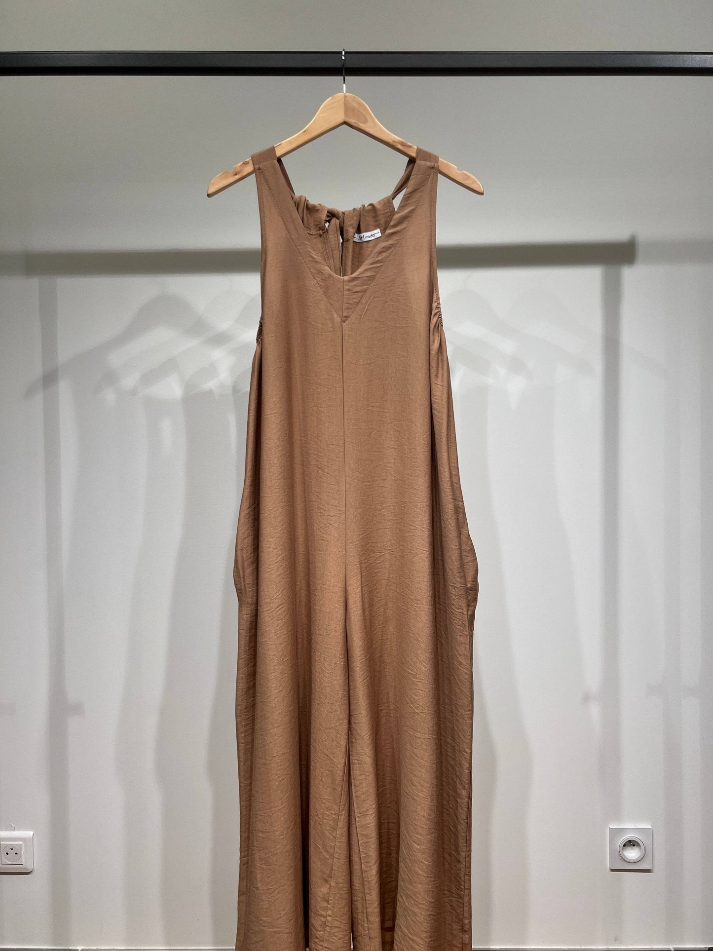 Mono pantalón fluido corte palazzo, espalda para anudar, bolsillos