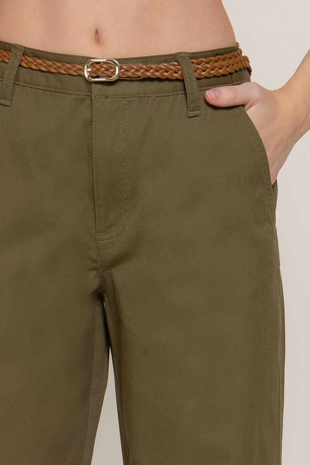 Pantalones chino con cinturón trenzado