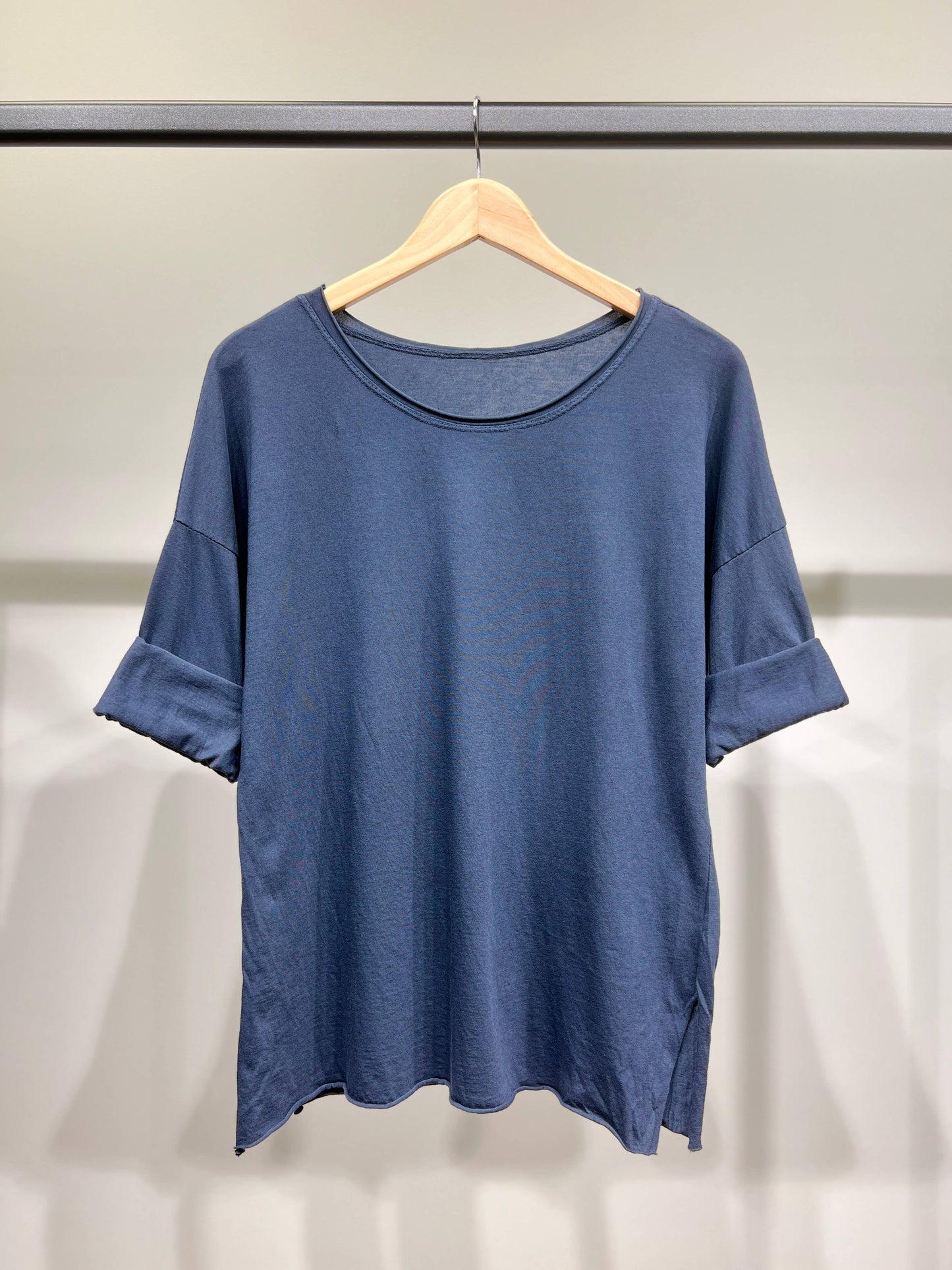 Camiseta ligera sencilla de cuello redondo con aberturas laterales 100% algodón