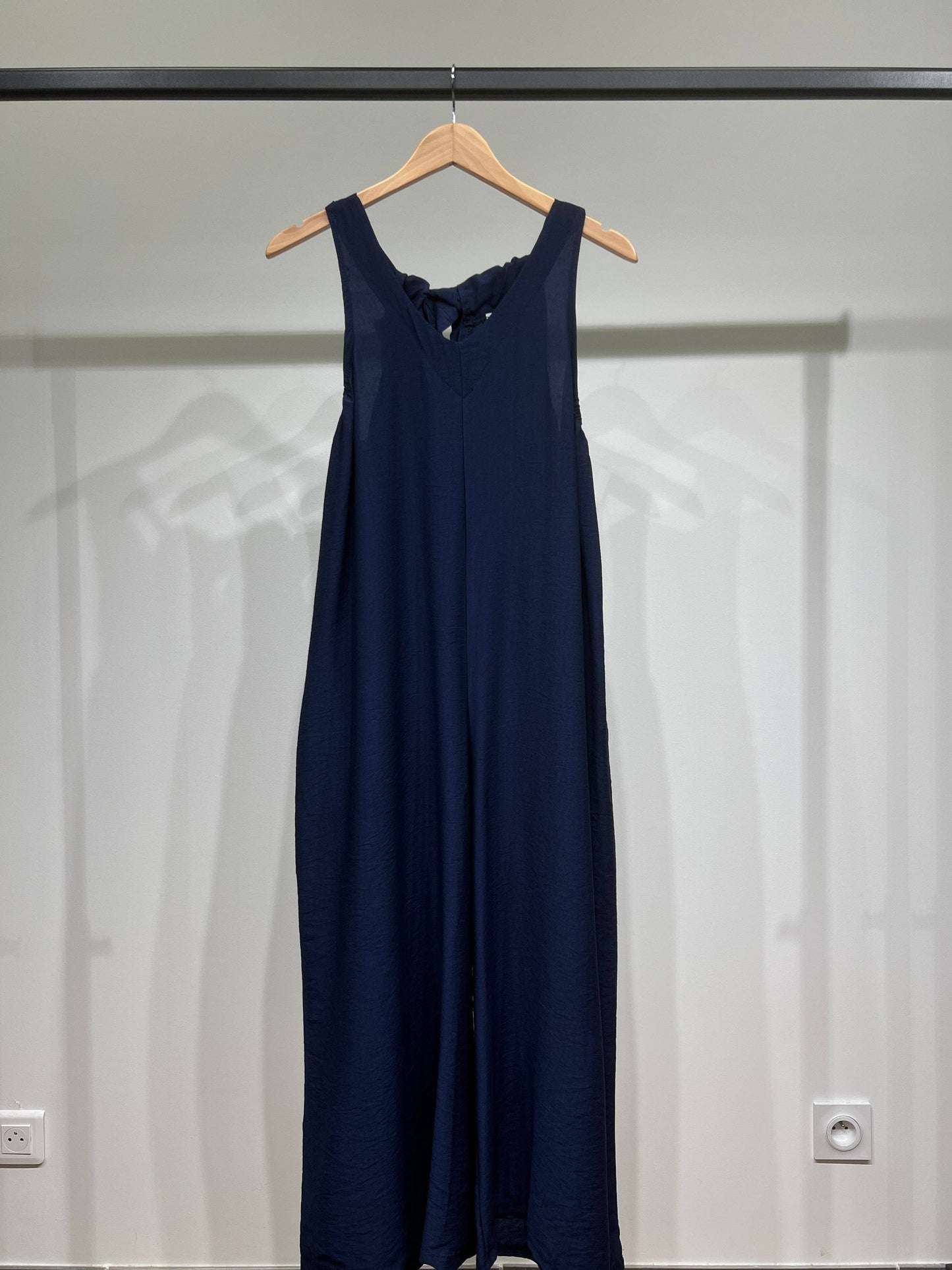 Mono pantalón fluido corte palazzo, espalda para anudar, bolsillos