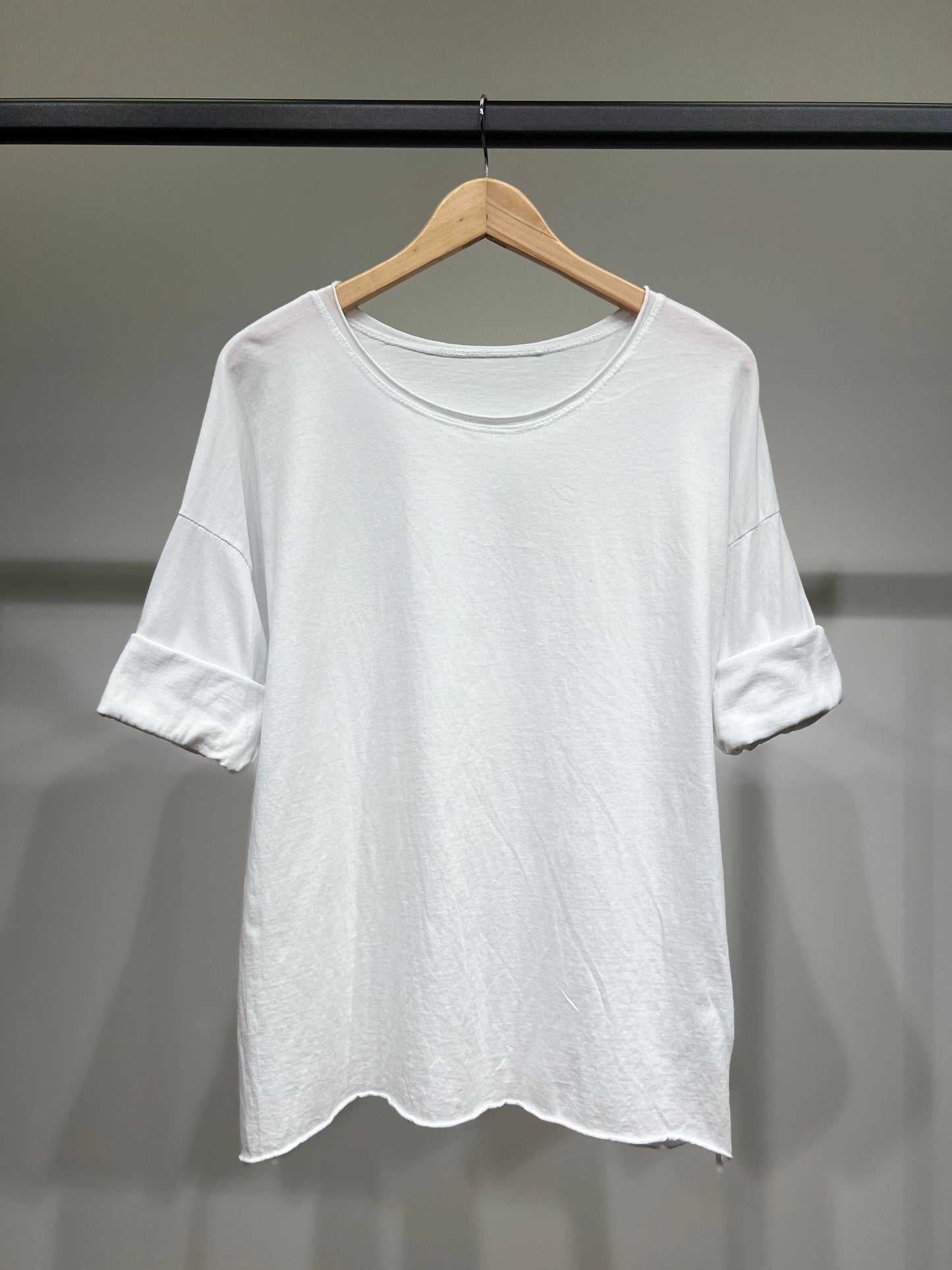 Camiseta ligera sencilla de cuello redondo con aberturas laterales 100% algodón