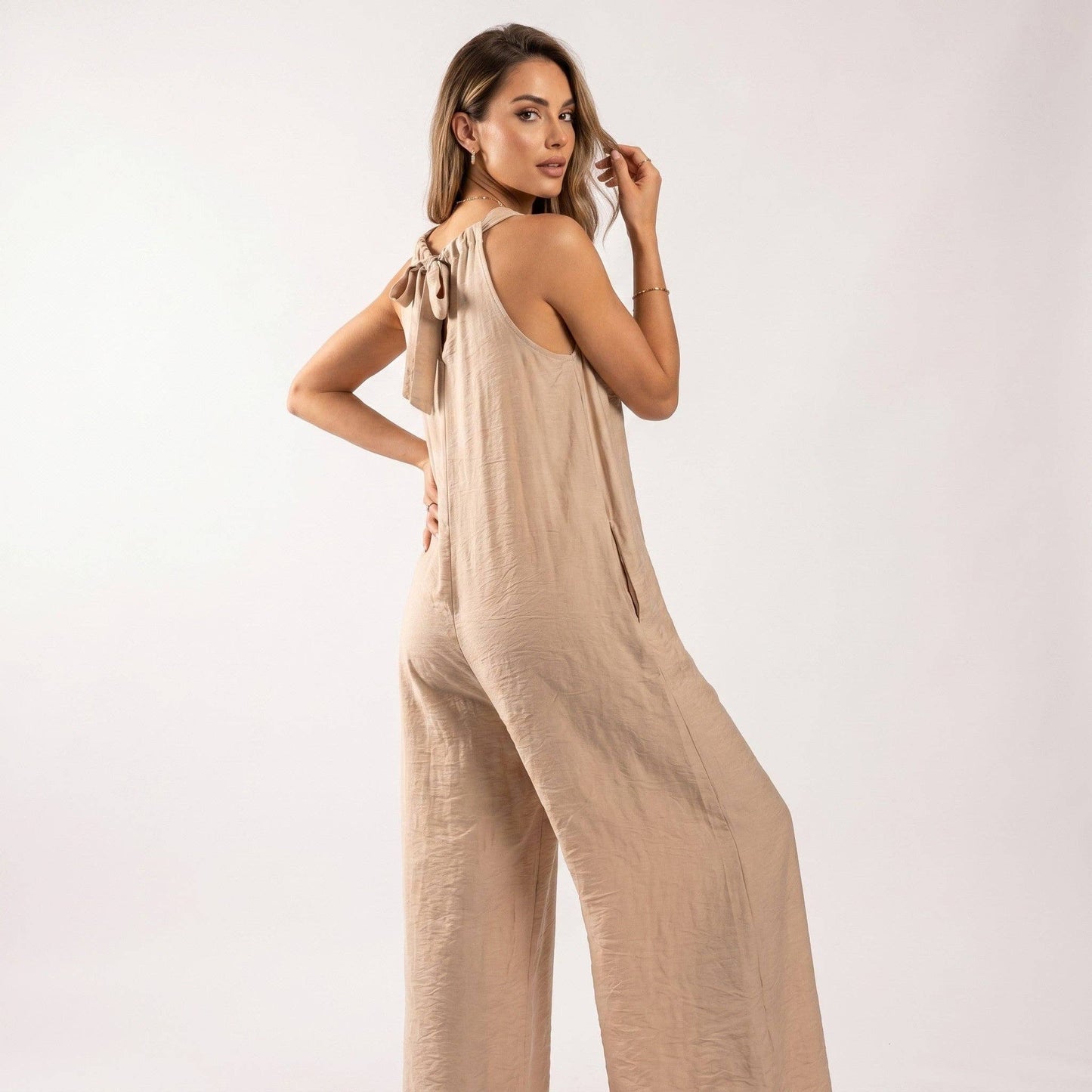 Mono pantalón fluido corte palazzo, espalda para anudar, bolsillos