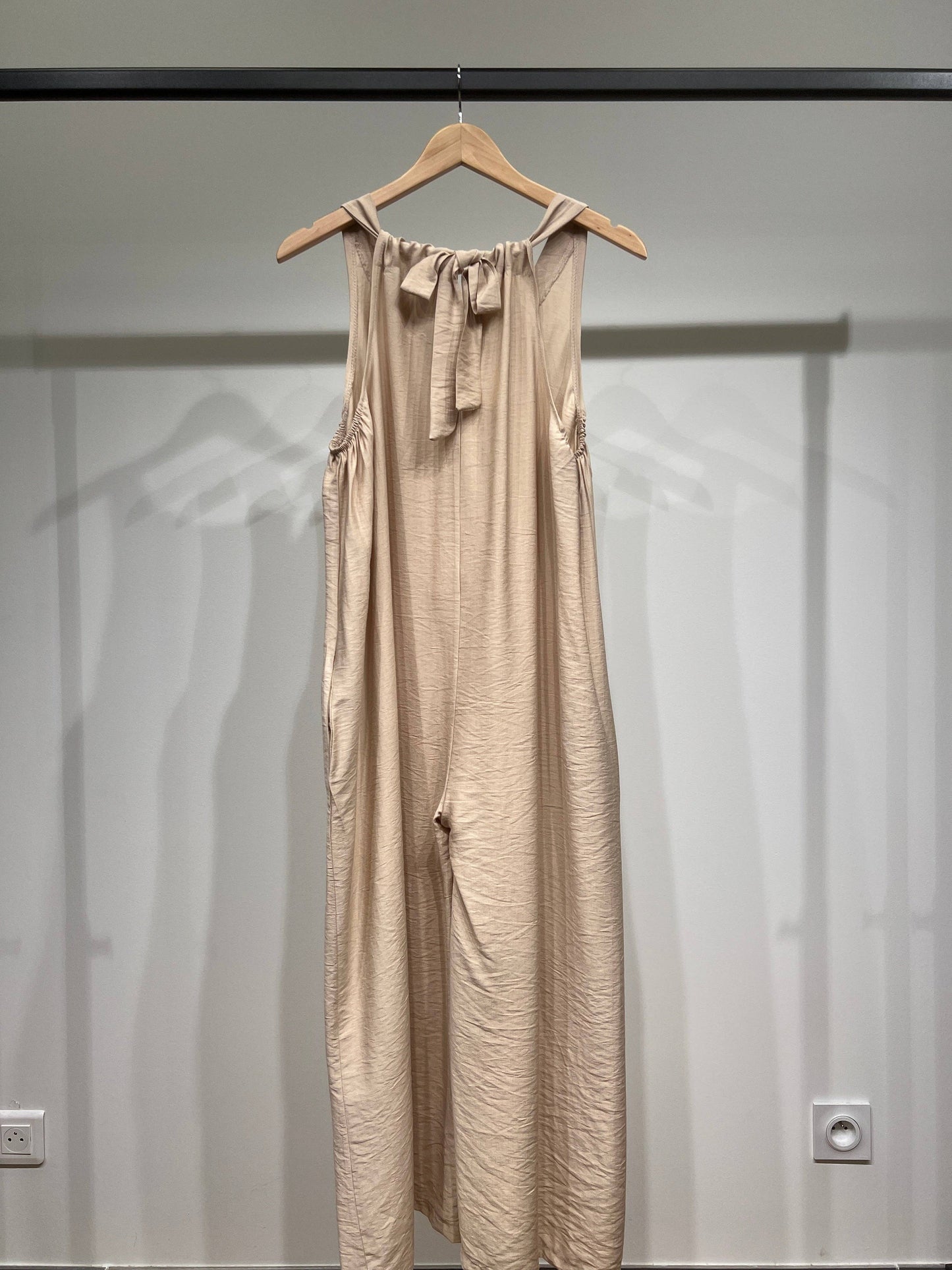 Mono pantalón fluido corte palazzo, espalda para anudar, bolsillos