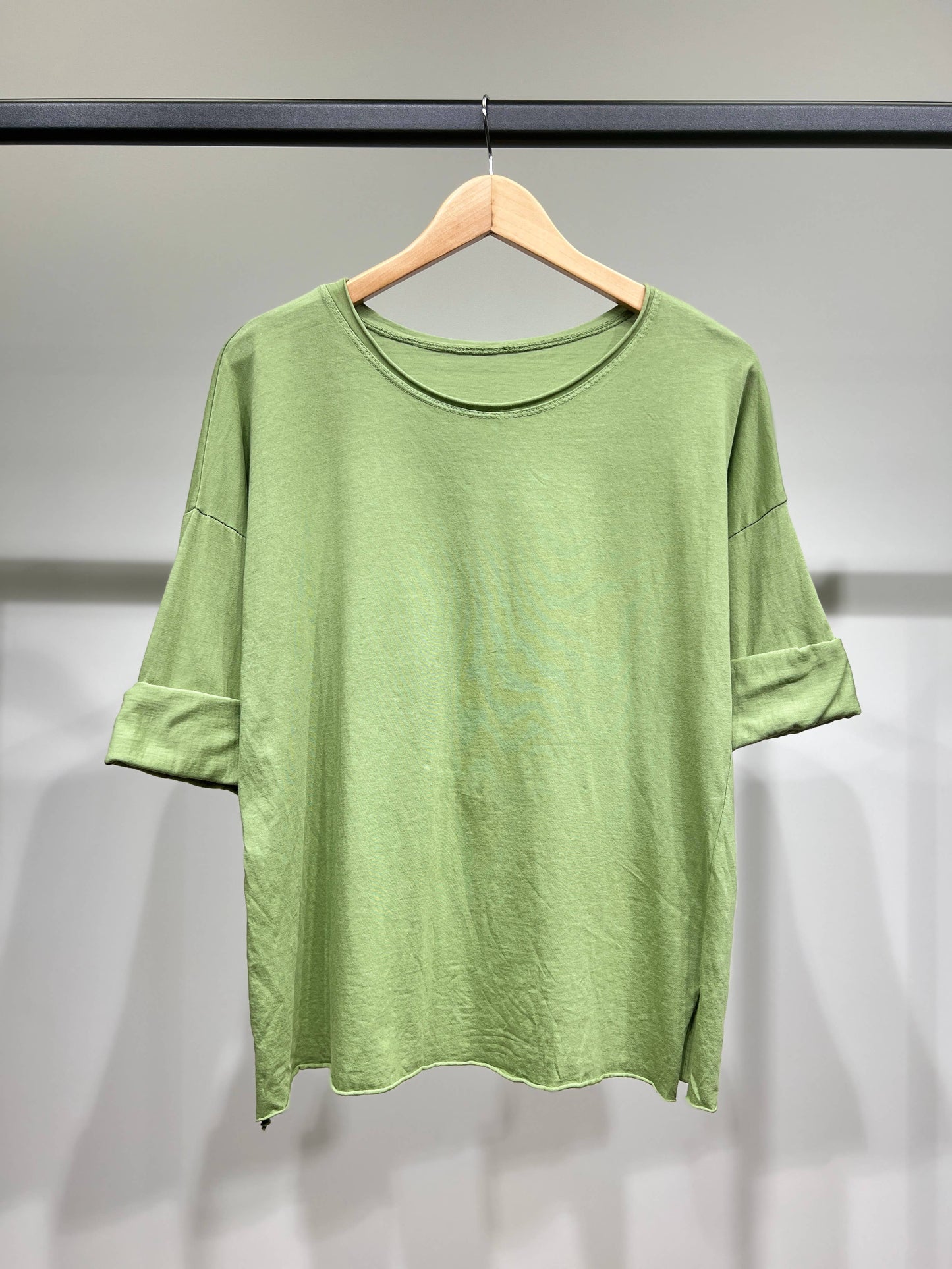 Camiseta ligera sencilla de cuello redondo con aberturas laterales 100% algodón