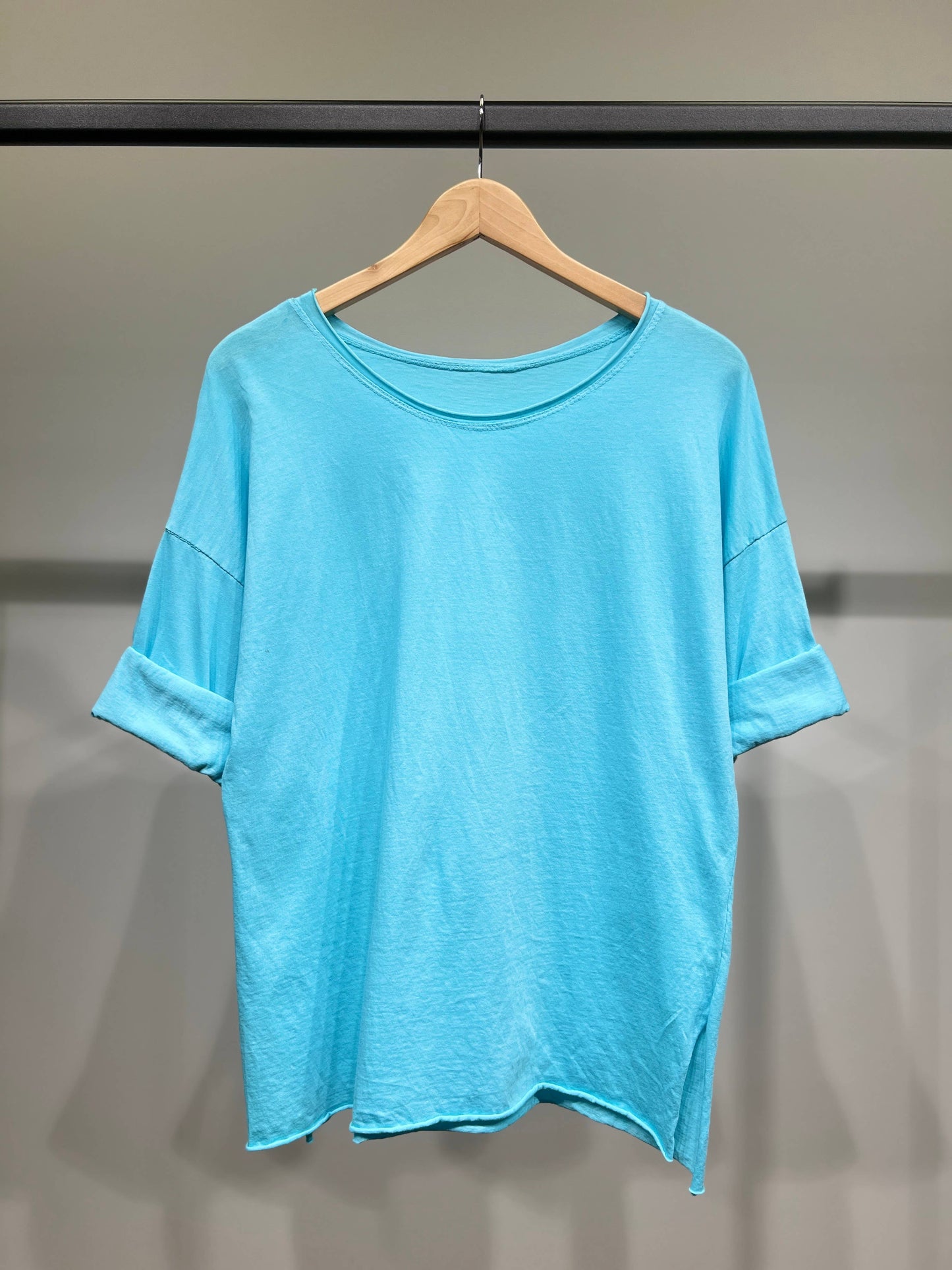 Camiseta ligera sencilla de cuello redondo con aberturas laterales 100% algodón
