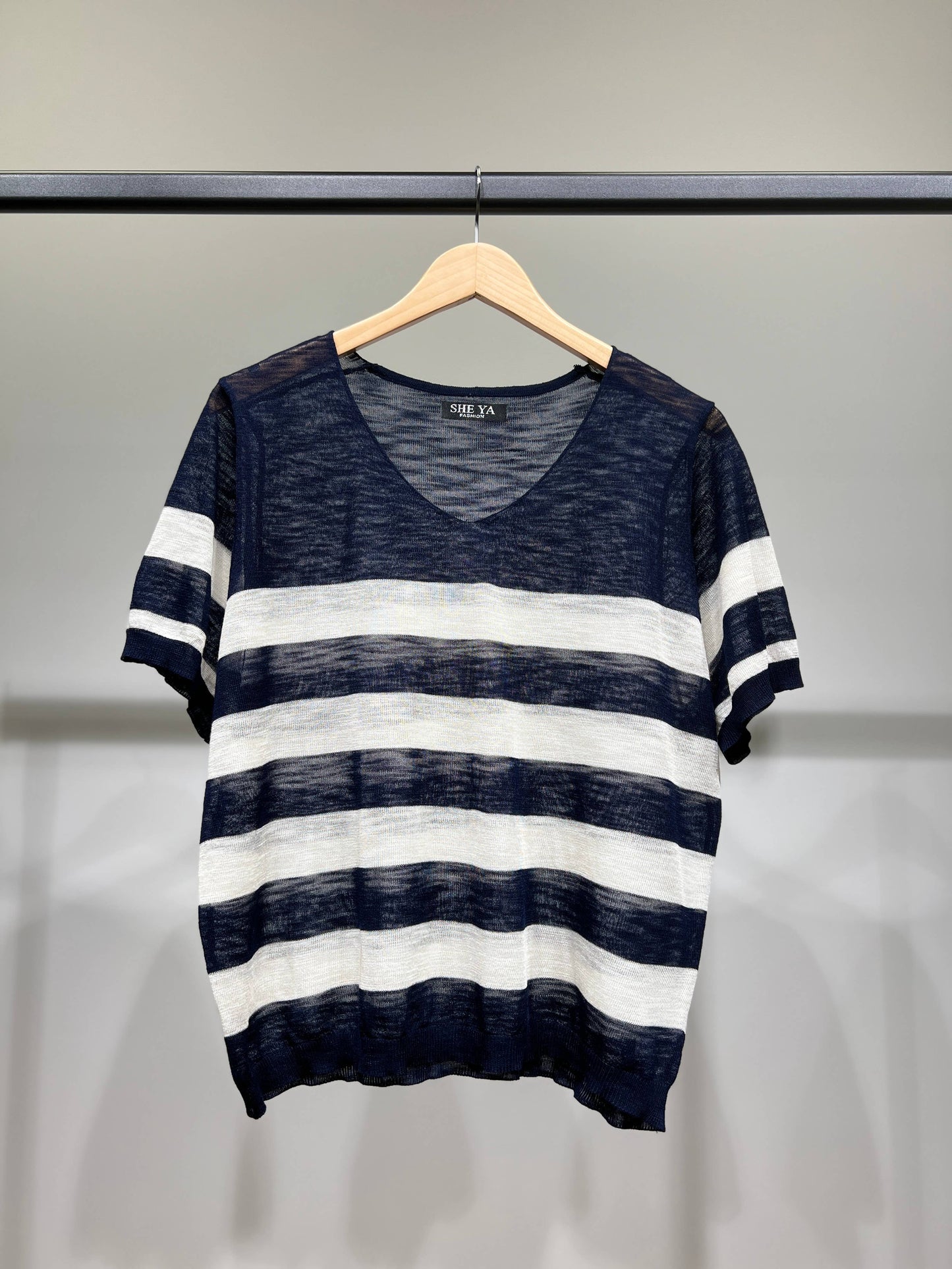 Camiseta jaspeada fina, motivo marinero, escote en V, 25% lino, 20% Tencel