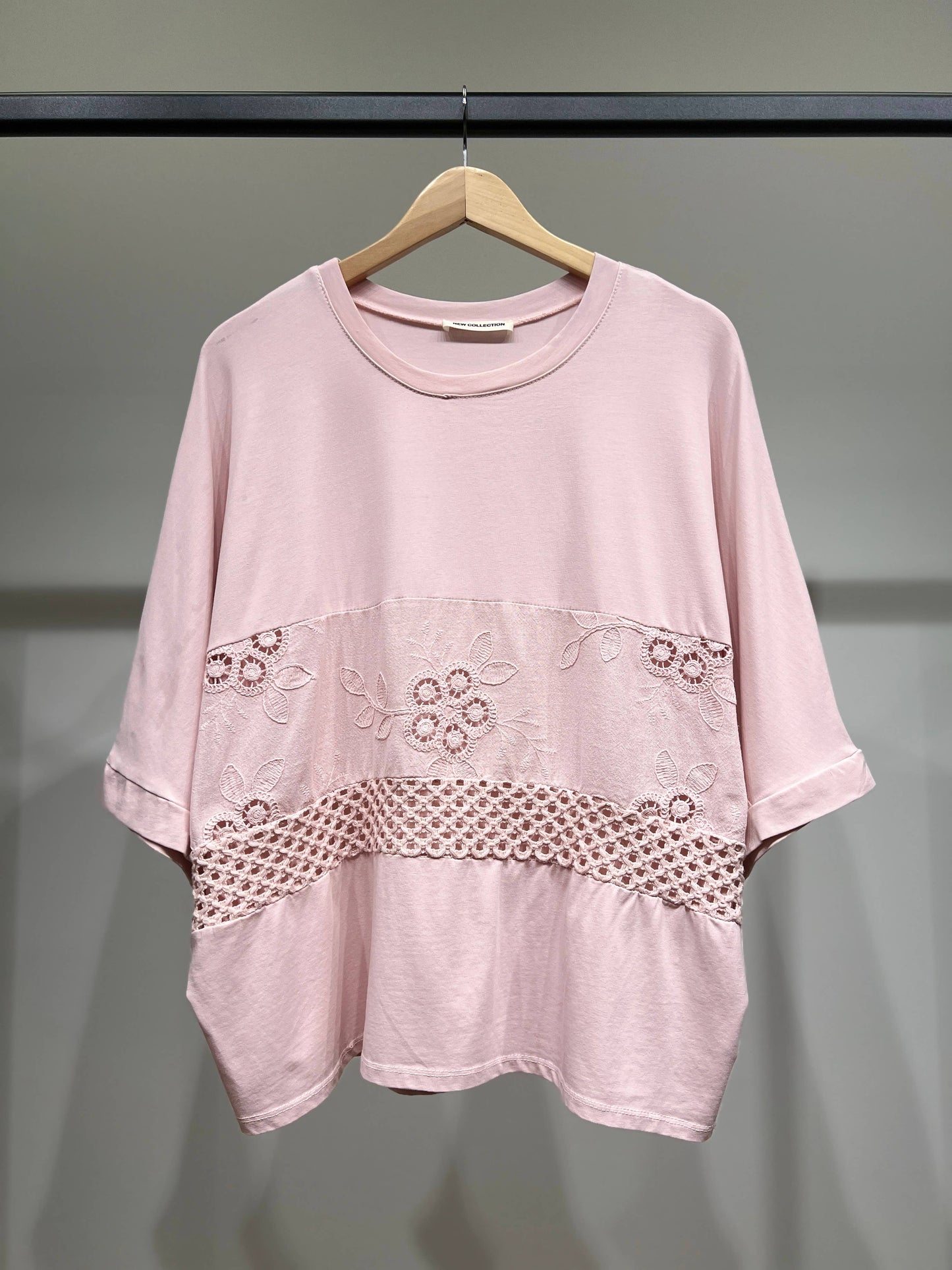 Camiseta manga 3/4 amplia con bordado y punto calado 100% algodón