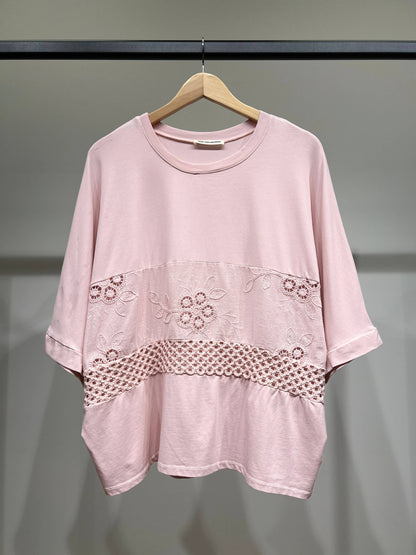 Camiseta manga 3/4 amplia con bordado y punto calado 100% algodón