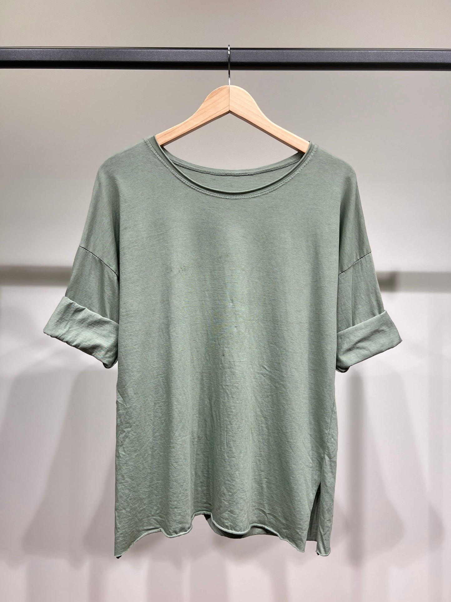 Camiseta ligera sencilla de cuello redondo con aberturas laterales 100% algodón