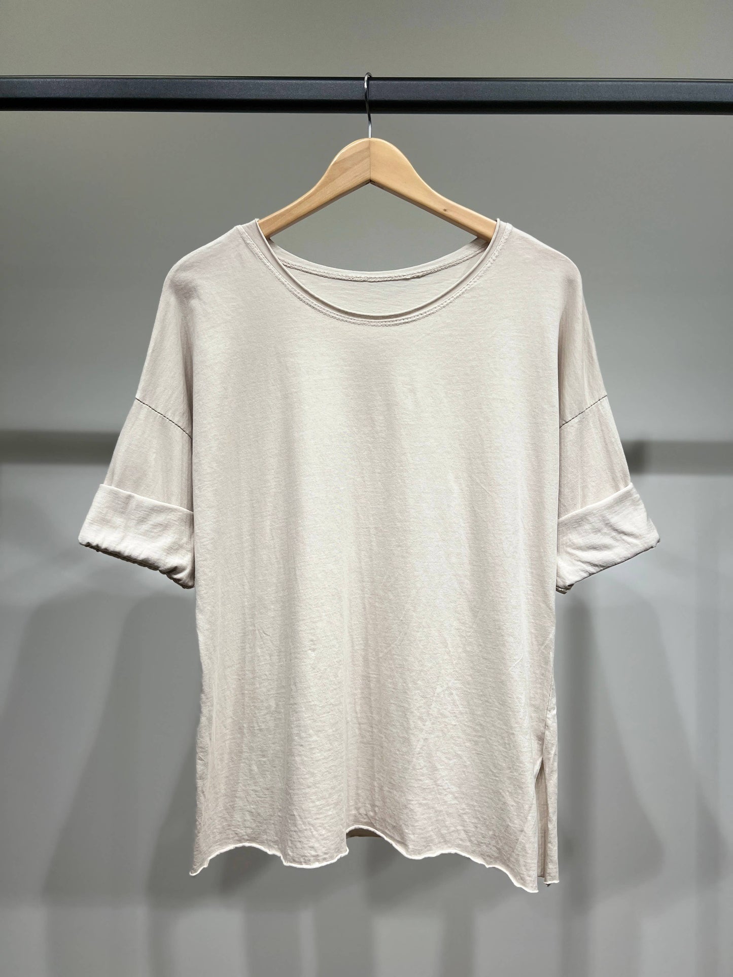 Camiseta ligera sencilla de cuello redondo con aberturas laterales 100% algodón