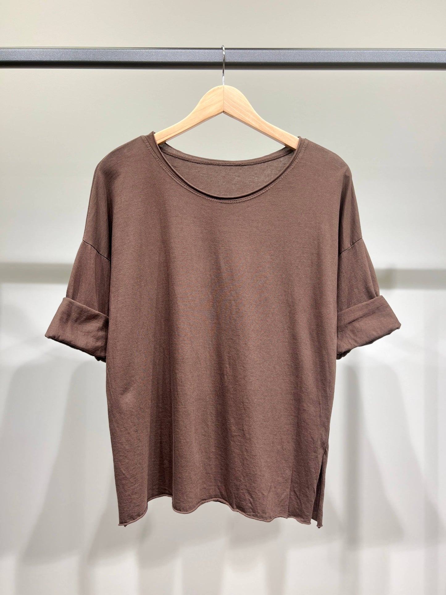 Camiseta ligera sencilla de cuello redondo con aberturas laterales 100% algodón
