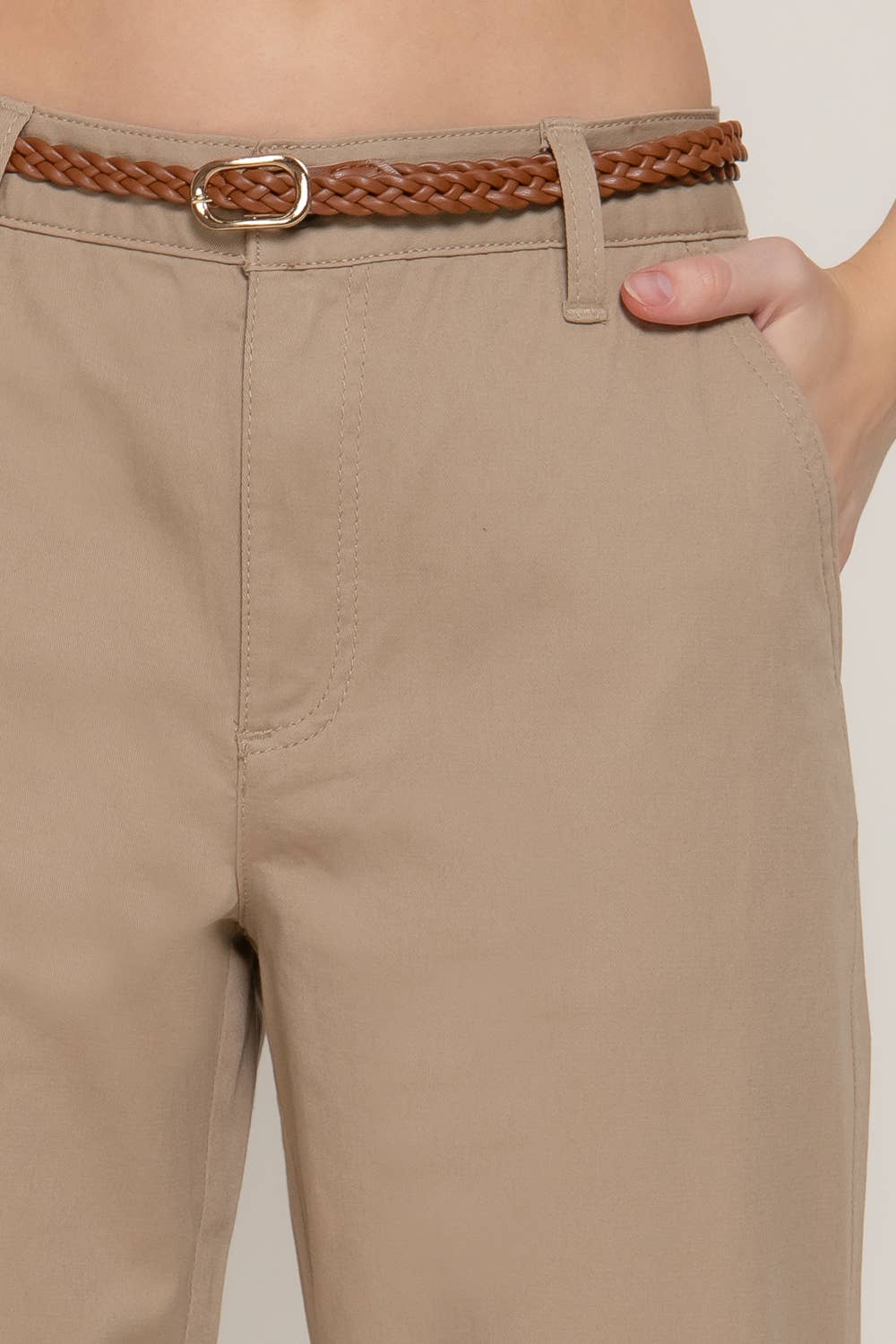 Pantalones chino con cinturón trenzado