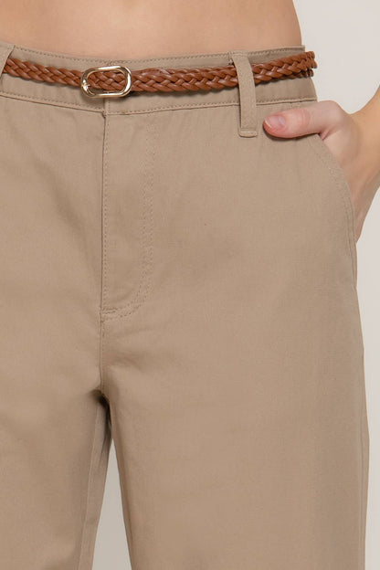 Pantalones chino con cinturón trenzado